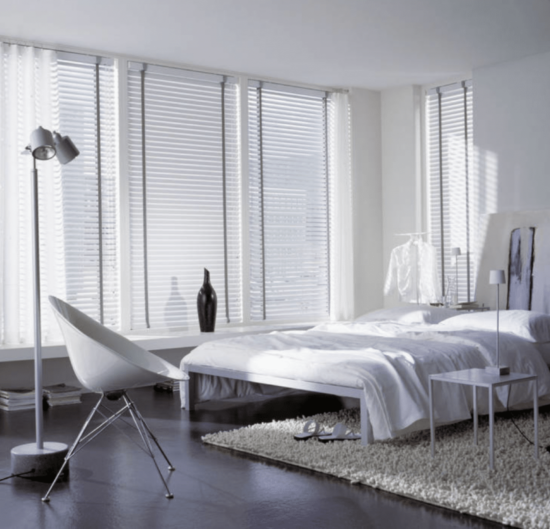 Алюминиевые горизонтальные жалюзи в спальню