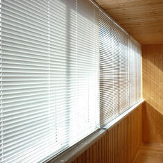 Жалюзи на балконную дверь цена. Купить в «Мастерская Жалюзи»